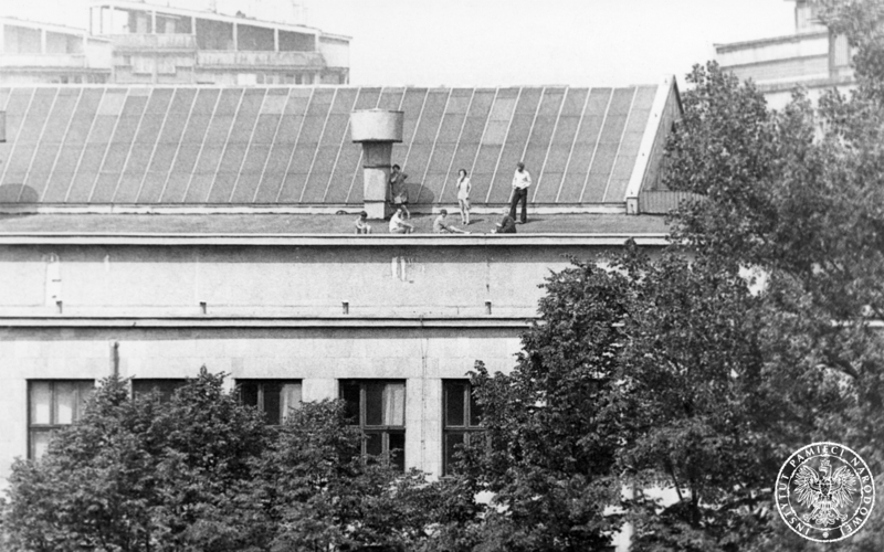 Ludzie na dachu budynku na trasie przejazdu Ojca Świętego w okolicy krakowskich Błoni. Widok z punktu zakrytego. Sygnatura: IPNKr-11-5-9-21