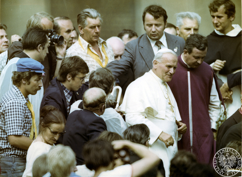 Jan Paweł II w towarzystwie księdza Juliusza Paetza w otoczeniu wiernych na Wzgórzu Lecha. 3 VI 1979 r. Sygnatura: IPNPO-7-7-1-5