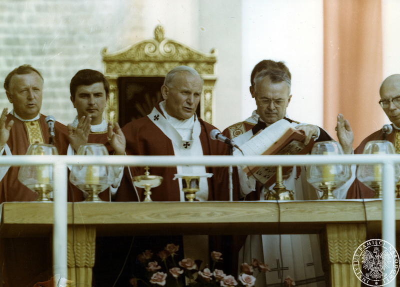 Jan Paweł II za ołtarzem polowym na Wzgórzu Lecha w czasie koncelebry mszy świętej. Rozpoznani: arcybiskup poznański Jerzy Stroba (1L), biskup Bronisław Dąbrowski (2L), ceremoniarz papieski ksiądz Virgilio Noe.(2P). 3 VI 1979 r. Sygnatura: IPNPO-7-7-1-24
