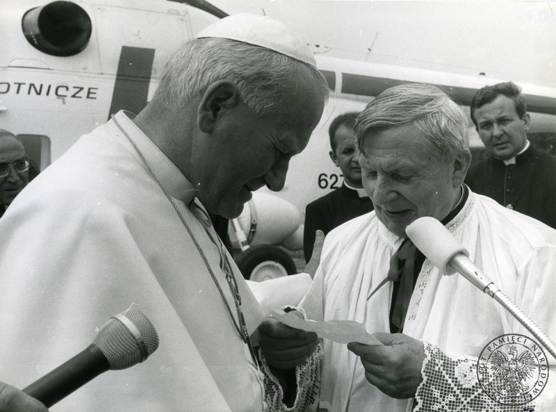 Ksiądz Edward Zacher, były katecheta z czasów szkolnych Karola Wojtyły, wita Jana Pawła II odczytując przemówienie na boisku sportowym w miejscu wylądowania papieskiego śmigłowca Mi-8 S. Sygnatura: IPNPo-7-7-1-121