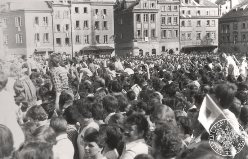 Wierni zgromadzeni na placu Zamkowym prawdopodobnie podczas spotkania Jana Pawła II z młodzieżą przed kościołem świętej Anny na Krakowskim Przedmieściu. 3 VI 1979 r. Sygnatura: IPN Bi 625/39 s. 19