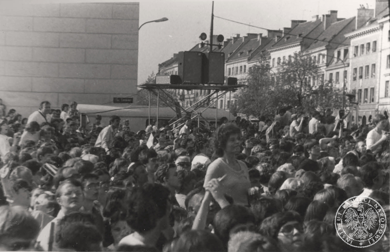 Wierni zgromadzeni na placu Zamkowym przy dzwonnicy kościoła świętej Anny na Krakowskim Przedmieściu. 2-3 VI 1979 r. Sygnatura: IPN Bi 625/39 s. 31