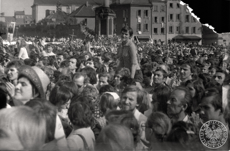 Wierni zgromadzeni na placu Zamkowym podczas spotkania Jana Pawła II z młodzieżą przed kościołem świętej Anny na Krakowskim Przedmieściu. 3 VI 1979 r. Sygnatura: IPN Bi 625/3 s. 129