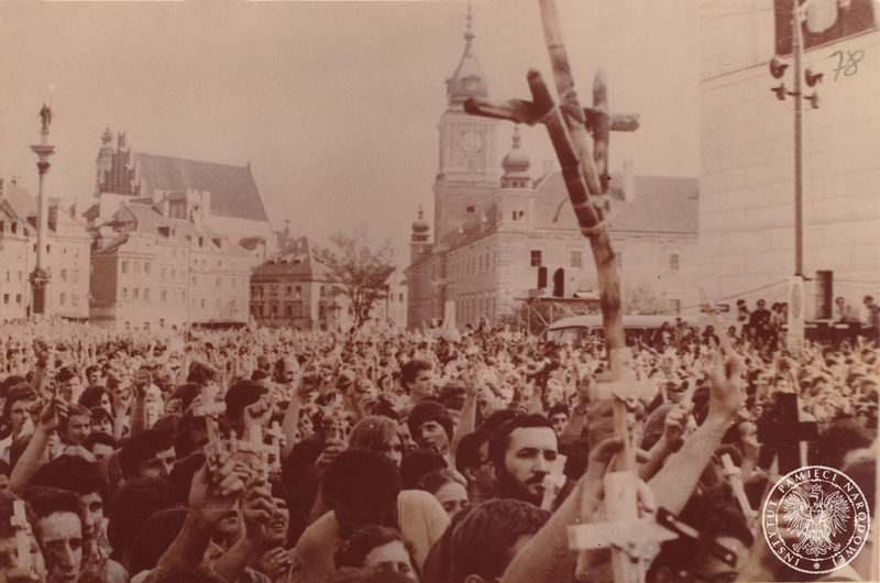 Spotkanie Jana Pawła II z młodzieżą przed kościołem św. Anny w dn. 3 VI 1979 r. Sygnatura: IPN Ki 222/7 s. 78