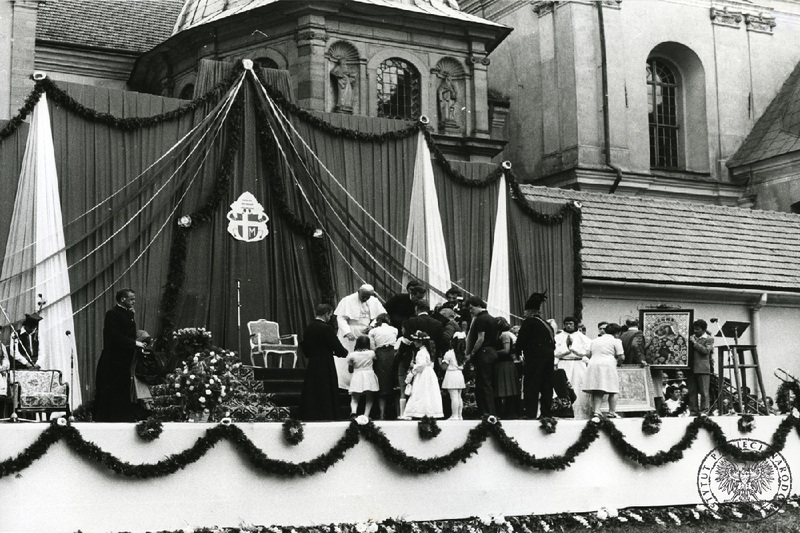 Fotografia przedstawia wizytę Papieża Jana Pawła II w klasztorze OO. Bernardynów w Kalwarii Zebrzydowskiej; sygnatura: IPNPo-7-7-1-50