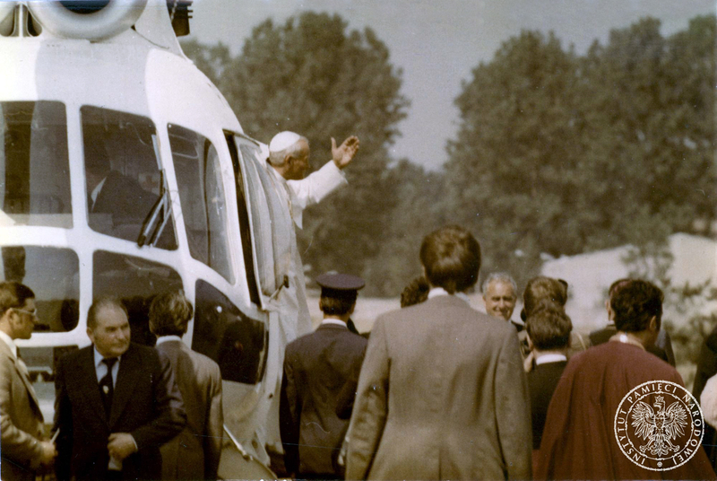 Jan Paweł II wysiada ze śmigłowca Mi-8 S na lotnisku w Gębarzewie k. Gniezna. Sygnatura: IPN Gd 1076/227