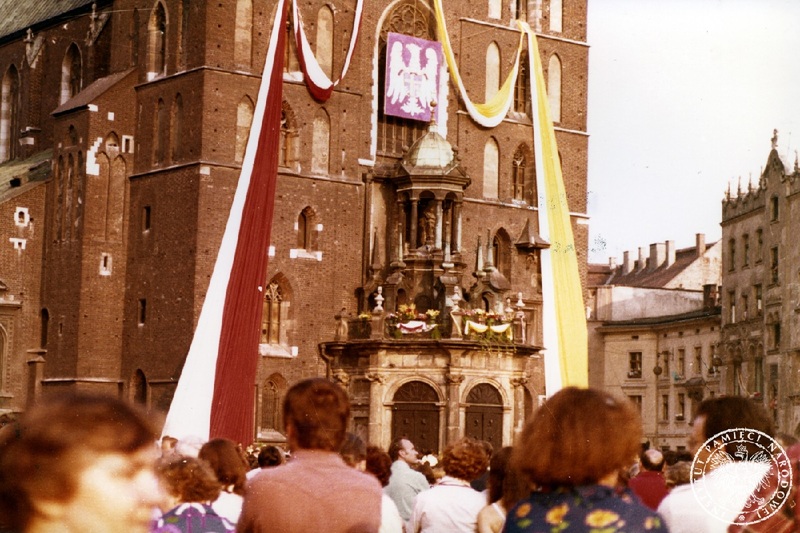 Tłum wiernych na Rynku Głównym w Krakowie oczekuje na przybycie do kościoła Mariackiego Papieża Jana Pawła II, IPNKr-7-7-1-49-1