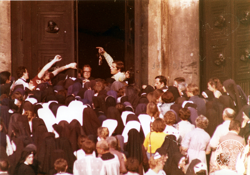 Wierni (głównie siostry zakonne) wchodzą do bazyliki Mariackiej na Rynku Głównym na spotkanie z Ojcem Świętym. 9 VI 1979 r. Sygnatura: IPNKr-7-7-1-61