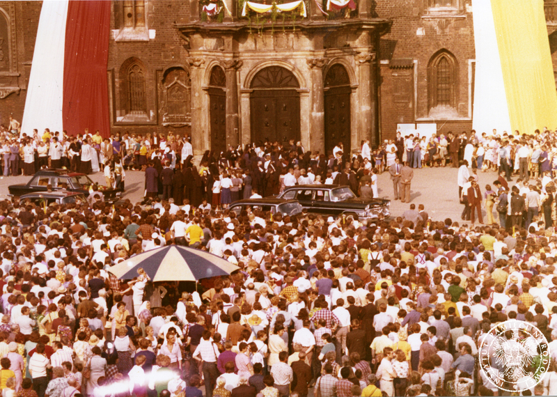Wierni na Rynku Głównym w czasie przejazdu Ojca Świętego. 9 VI 1979 r. Sygnatura: IPNKr-7-7-1-65