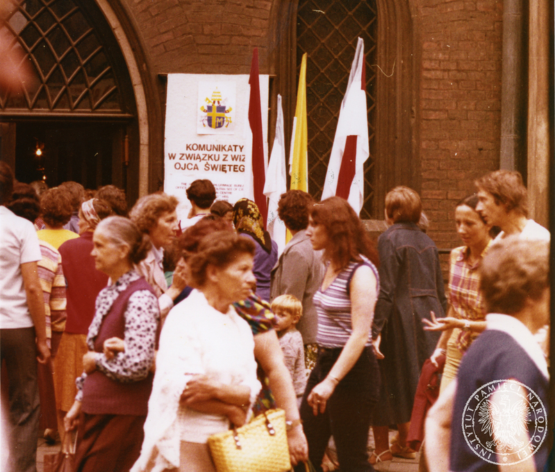 Wierni pod bazyliką św. Franciszka z Asyżu na ul. Franciszkańskiej. 9 VI 1979 r. Sygnatura: IPNKr-7-7-1-71