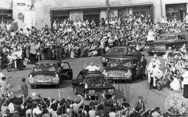 Kolumna samochodów z Janem Pawłem II wyjeżdża z ulicy Mikołajskiej na Rynek Główny. 9 VI 1979 r. Sygnatura: IPNKr-7-7-1-87