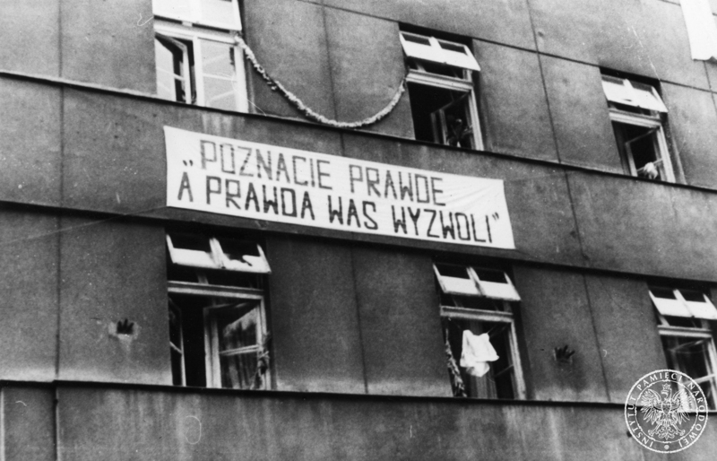 Transparent z okazji wizyty papieża na ścianie budynku przy jednej z ulic Krakowa (prawdopodobnie aleja Zygmunta Krasińskiego). 6-10 VI 1979 r. Sygnatura: IPNKr-7-7-1-418