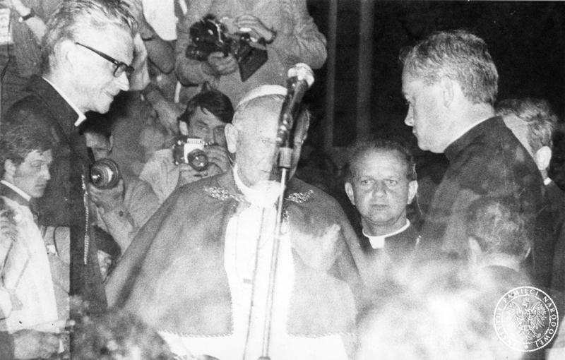 Arcybiskup krakowski kardynał Franciszek Macharski, Jan Paweł II, ksiądz Stanisław Dziwisz i 2 nierozpoznanych księży podczas rozmowy przy mikrofonie. 6-10 VI 1979 r. Sygnatura: IPNKr-7-7-1-460