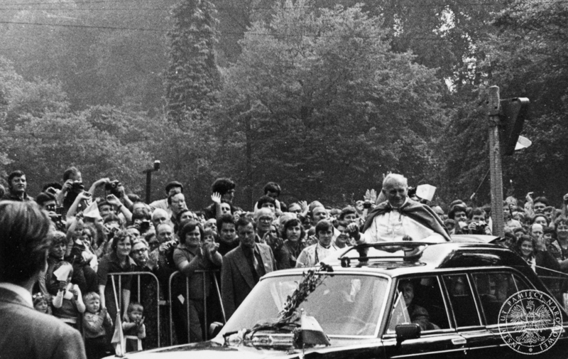 Jan Paweł II w specjalnie zmodyfikowanym samochodzie podczas przejazdu ulicami Krakowa w stronę Błoni. 9 VI 1979 r. Sygnatura: IPNKr-11-5-12-29