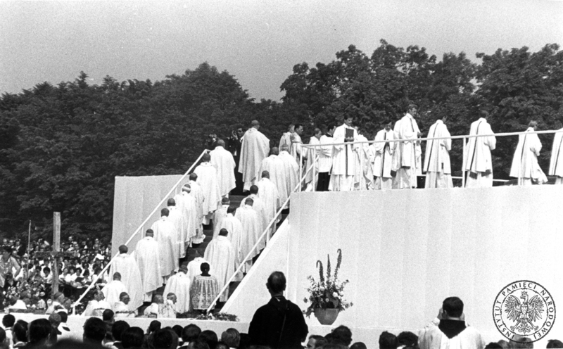 Procesyjne wejście koncelebransów na ołtarz w czasie uroczystej eucharystii odprawianej przez papieża Jana Pawła II na krakowskich Błoniach na zakończenie pierwszej pielgrzymki do Ojczyzny. 10 VI 1979 r. Sygnatura: IPNKr-7-7-1-653