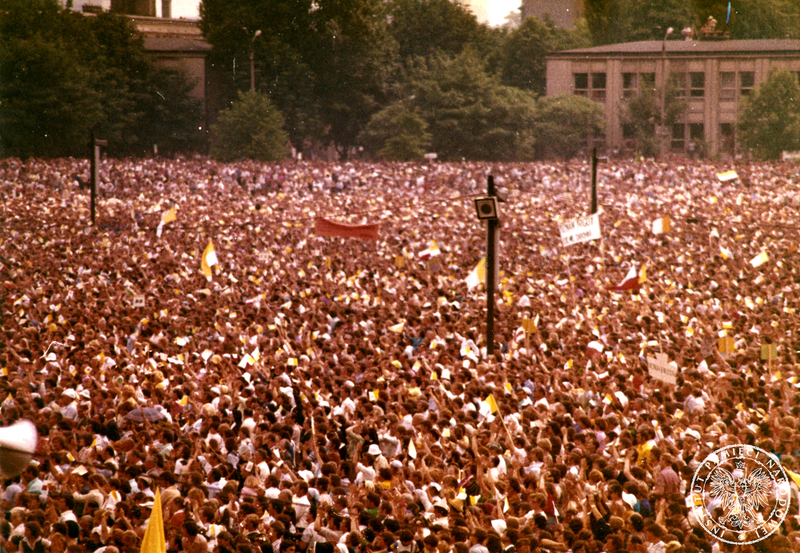 Wierni zgromadzeni na mszy świętej celebrowanej przez Jana Pawła II w ostatnim dniu jego pielgrzymki do Ojczyzny. 10 VI 1979 r. Sygnatura IPNKr-7-7-1-699