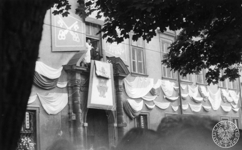 Ojciec Święty w oknie rezydencji arcybiskupów krakowskich przy ulicy Franciszkańskiej. Sygnatura: IPNKr-11-5-2-142