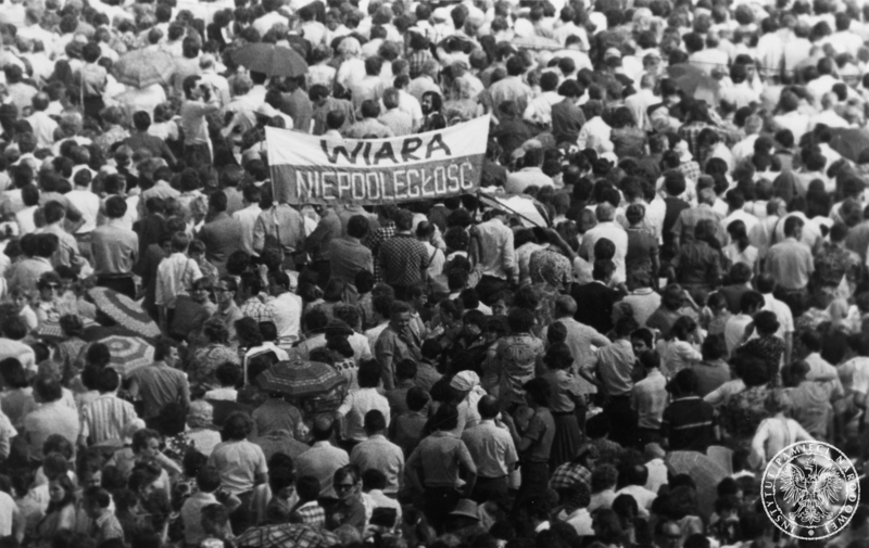 Transparent z hasłem „Wiara Niepodległość” wśród tłumu wiernych podczas jednego ze spotkań z Janem Pawłem II w Krakowie. 6-10 VI 1979 r. Sygnatura: IPNKr-7-7-1-987
