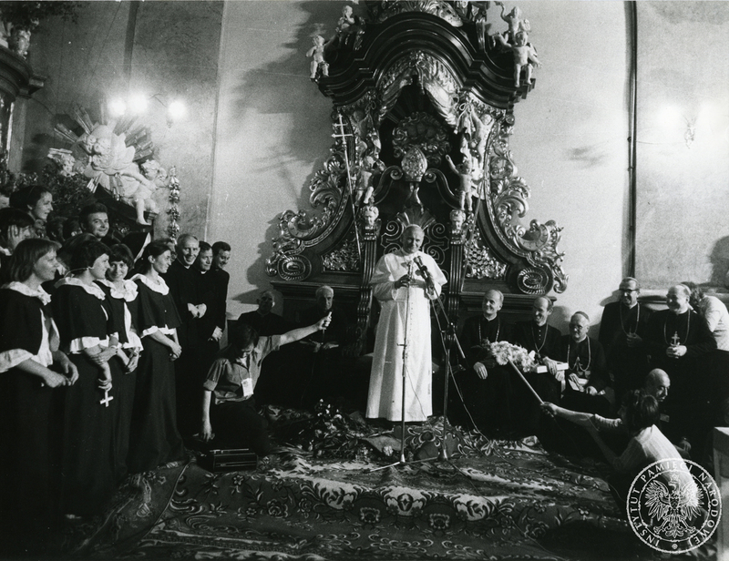 Jan Paweł II przemawia w kaplicy bocznej w katedrze na Wawelu. Ostatni w pierwszym rzędzie po lewej stoi ksiądz Juliusz Paetz. Po prawej wśród biskupów siedzi biskup opolski Alfons Nossol (4 od prawej). 6-9 VI 1979 r. Sygnatura: IPNPo-7-7-1-116
