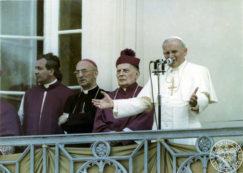 Jan Paweł II przemawia z balkonu rezydencji arcybiskupów gnieźnieńskich, obok niego (od lewej): ksiądz Juliusz Paetz, biskup Bronisław Dąbrowski, biskup Lech Kaczmarek. 3 VI 1979 r. Sygnatura: IPNPO-7-7-1-2