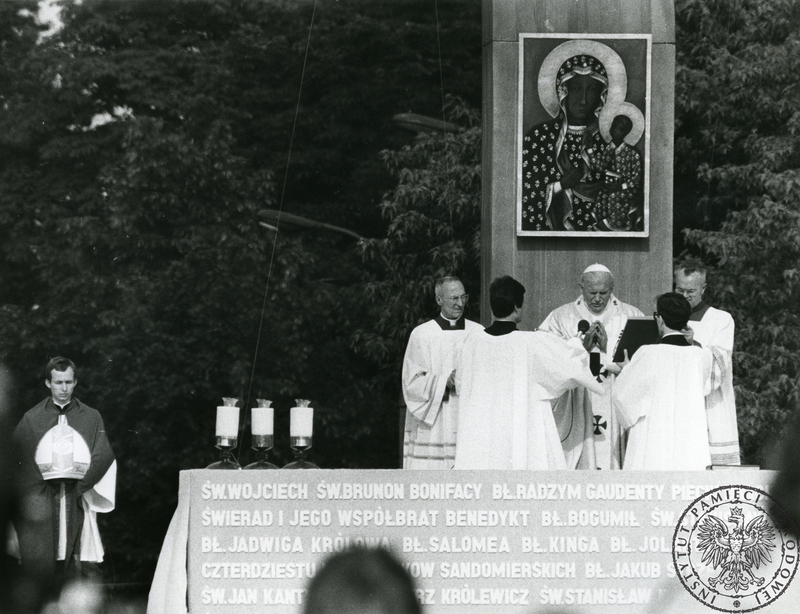 Obok Jana Pawła II mistrz Papieskich Ceremonii Liturgicznych prałat Virgilio Noe (1P) oraz ceremoniarz papieski prałat Orazio Cocchetti (2L).