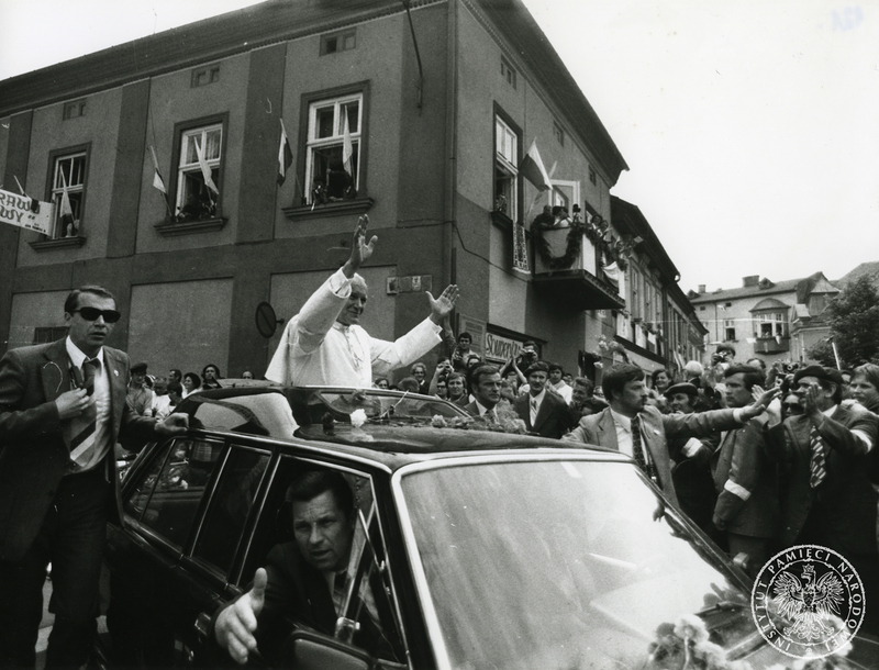 Jan Paweł II wjeżdża odkrytym samochodem na rynek w Wadowicach pozdrawiając zgromadzonych wiernych. Sygnatura: IPNPo-7-7-1-107