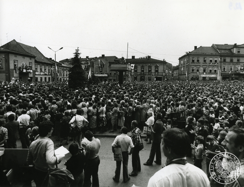 Wierni zgromadzeni na wadowickim rynku w czasie nabożeństwa z udziałem Jana Pawła II. Sygnatura: IPNPo-7-7-1-112