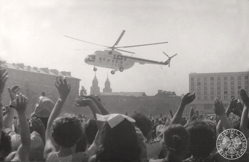 Śmigłowiec Mi-8 z Janem Pawłem II startuje z placu Zwycięstwa do Gniezna. 3 VI 1979 r. Sygnatura: IPN Bi 625/39 s. 11