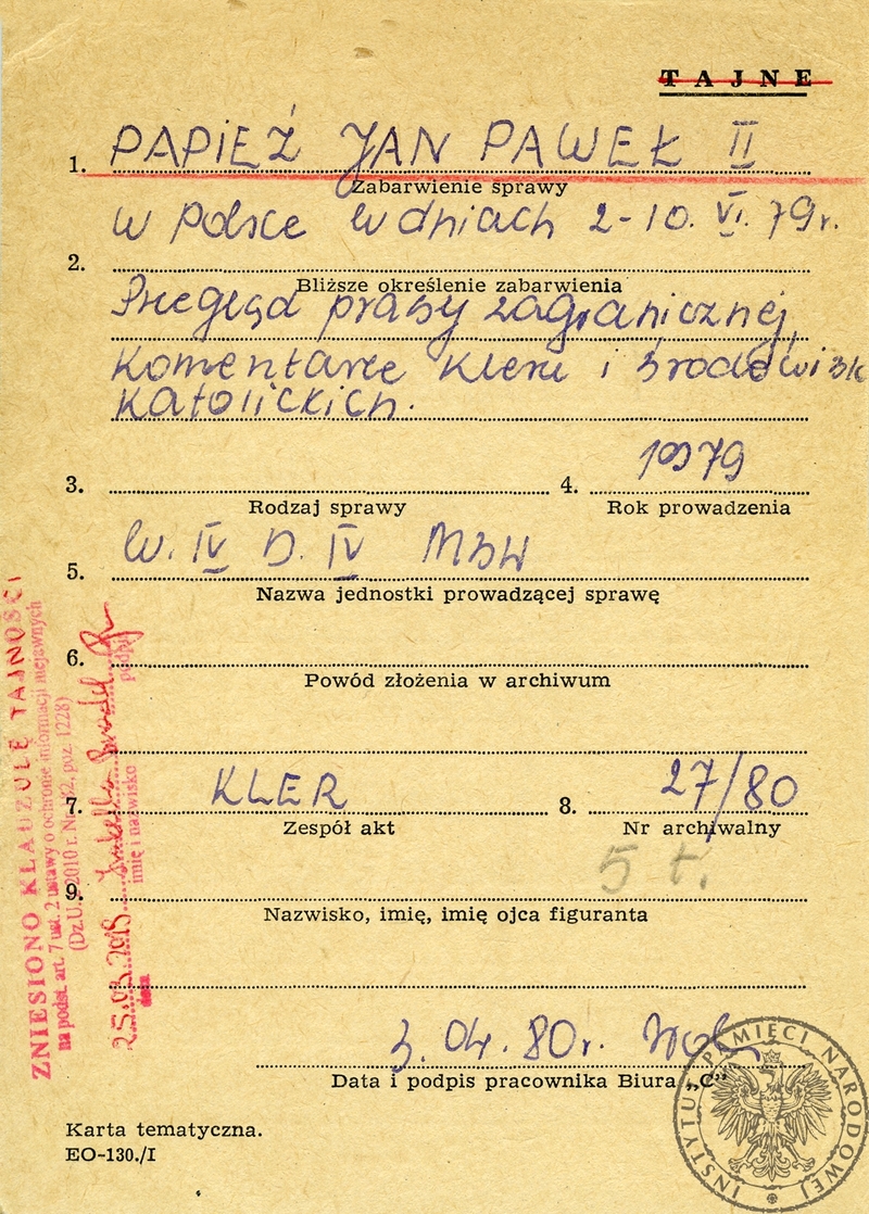Karta EO-130./I z Kartoteki pomocniczej MSW wytworzona przez MSW w celu rejestracji materiałów związanych z I pielgrzymką Jana Pawła II (1/2). Zapisy na odwrocie świadczą, że odnotowywano na niej również informacje o kolejnych pielgrzymkach Papieża