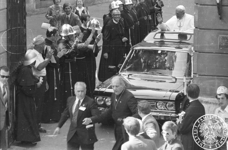 Jan Paweł II wyjeżdża z siedziby prymasa Polski, zdjęcie wykonane z punktu zakrytego o krypt. "Kopuła" w ramach operacji "Lato 79". 3 VI 1979 r. Sygnatura: IPNBU-11-5-7-2415